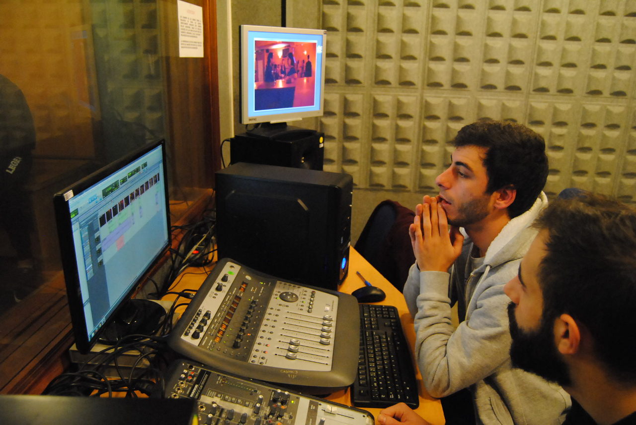 Escuela de Imagen y Sonido de Vigo EISV. Trabajo de alumnos de vídeo disc-jockey. Trabajo en la emisora 1